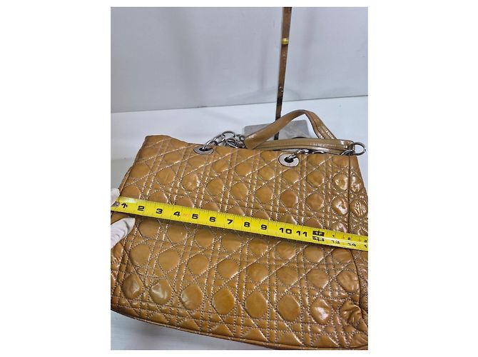 Christian Dior Bolso Tote Cannage en Piel Charol Castaño - vista 15