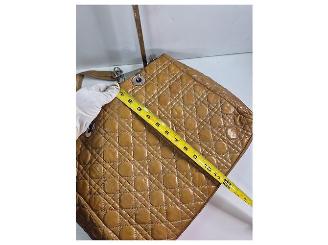 Christian Dior Bolso Tote Cannage en Piel Charol Castaño - vista 16