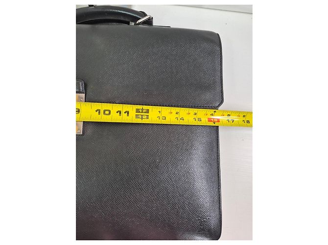 Louis Vuitton Valigetta in pelle Taiga Nero - vista 10