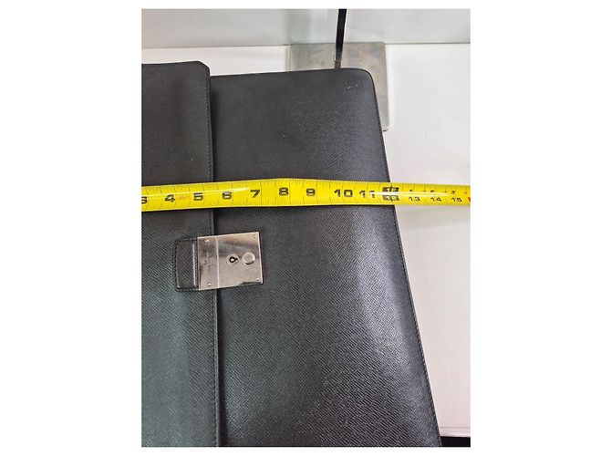 Louis Vuitton Valigetta in pelle Taiga Nero - vista 11