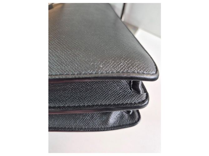 Louis Vuitton Valigetta in pelle Taiga Nero - vista 12