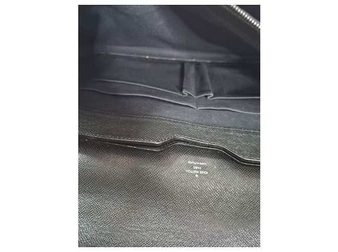 Louis Vuitton Valigetta in pelle Taiga Nero - vista 13