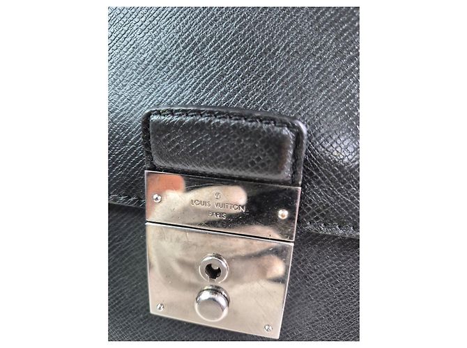 Louis Vuitton Valigetta in pelle Taiga Nero - vista 2