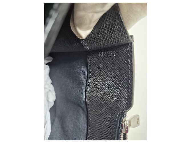 Louis Vuitton Valigetta in pelle Taiga Nero - vista 8