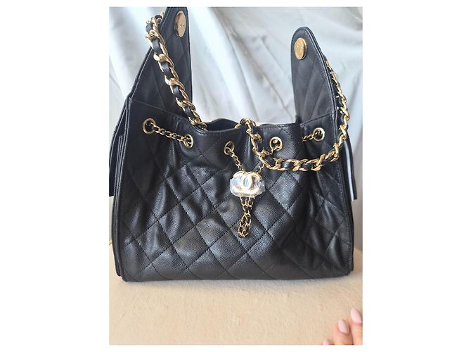 Chanel Quilted Leather Drawstring Bag in Schwarz - Ansicht 2