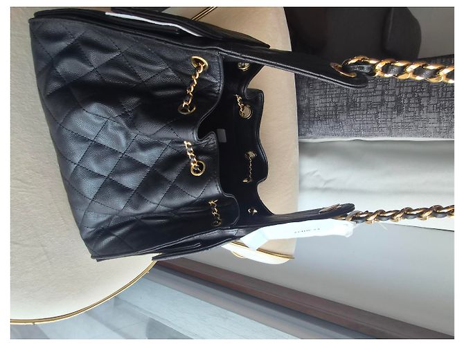 Chanel Quilted Leather Drawstring Bag in Schwarz - Ansicht 4