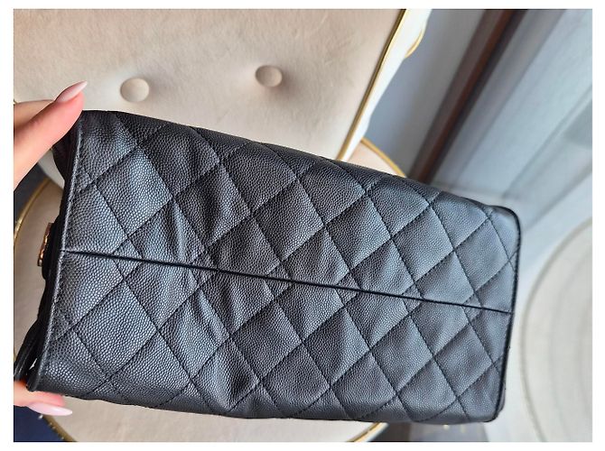 Chanel Quilted Leather Drawstring Bag in Schwarz - Ansicht 7