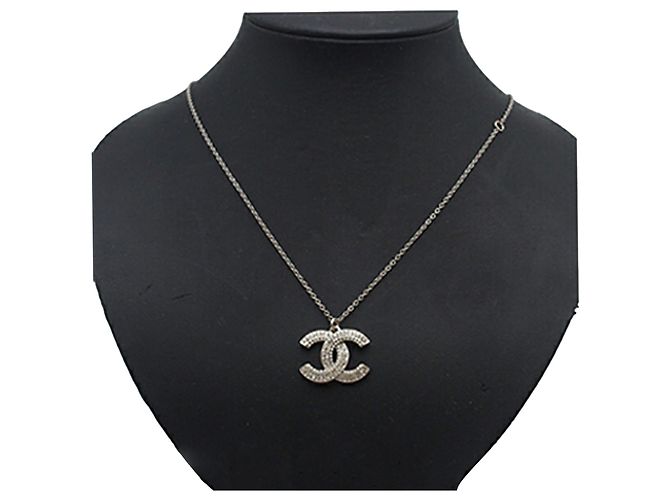 Chanel Silber CC Messing Anhänger-Halskette mit Strass und Kunstperlen - vista 11