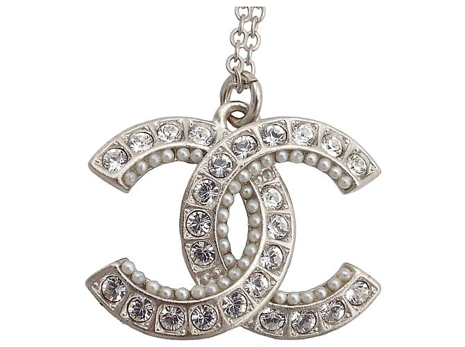 Chanel Silber CC Messing Anhänger-Halskette mit Strass und Kunstperlen - vista 2