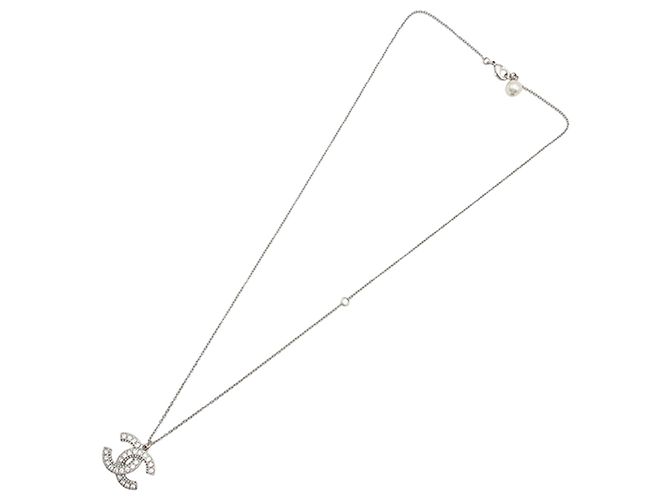 Chanel Silber CC Messing Anhänger-Halskette mit Strass und Kunstperlen - vista 3