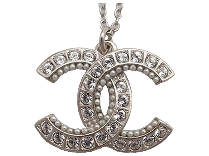Chanel Silber CC Messing Anhänger-Halskette mit Strass und Kunstperlen - vista 4