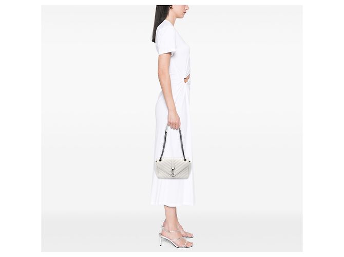 Bolsa Envelope Monogram em couro de bezerro Chevron branco Medium da Saint Laurent Fora de branco - vista 7