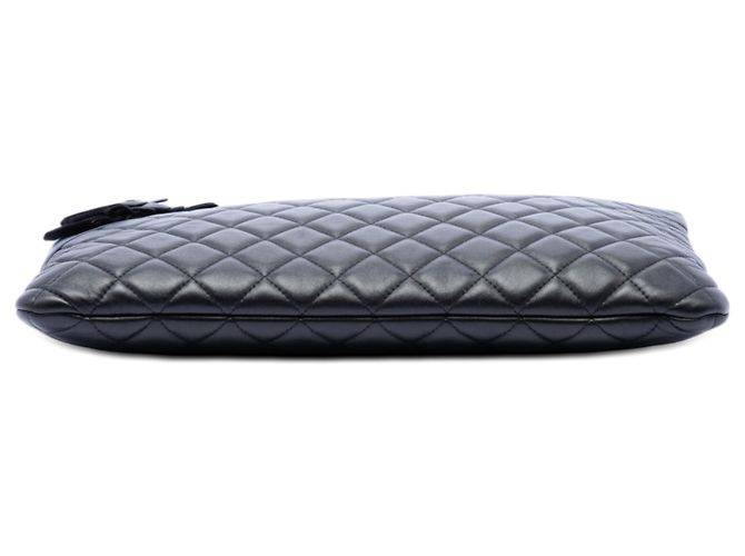 Clutch Chanel Black Large Quilted Lambskin Camellia O Case Nero - vista 3