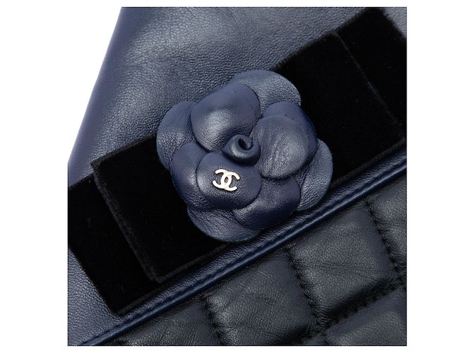 Clutch Chanel Black Large Quilted Lambskin Camellia O Case Nero - vista 5