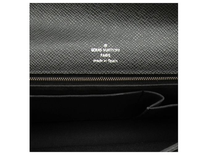 Clutch Louis Vuitton Black Taiga Belaia Nero - vista 4