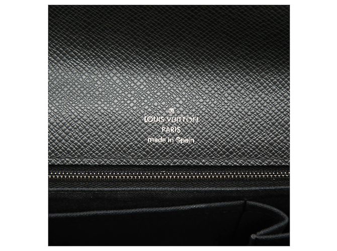 Clutch Louis Vuitton Black Taiga Belaia Nero - vista 5