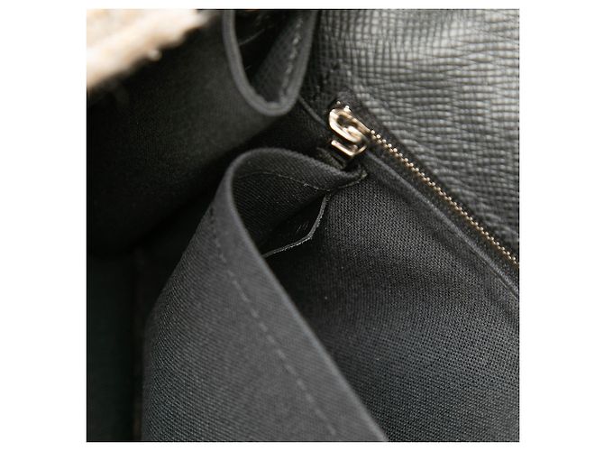 Clutch Louis Vuitton Black Taiga Belaia Nero - vista 6