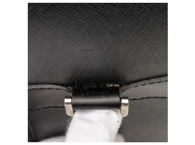 Louis Vuitton Nero Taiga Tura - vista 6