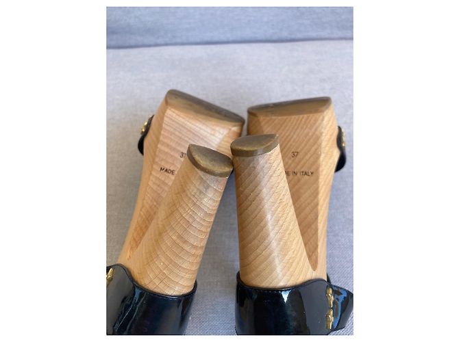 Louis Vuitton Sandali zeppa vernice nera e legno Marrone Nero - vista 7