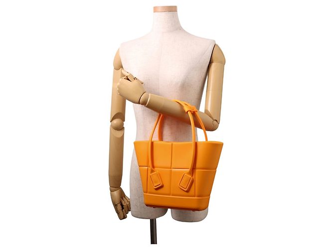 Borsa a mano Bottega Veneta Arco Tote Mini in gomma Arancione - vista 4