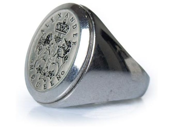 Alexander McQueen, Anello con stemma argentato Argento Metallico - vista 2