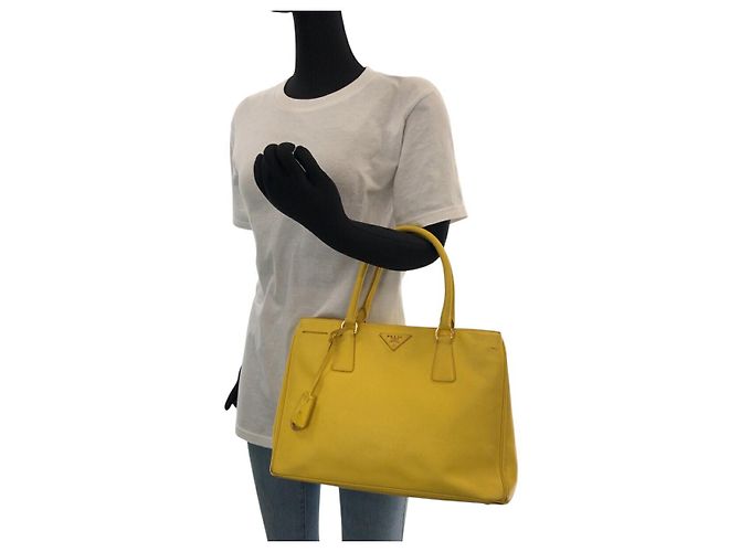 Bolso 2way de piel Saffiano Prada Amarillo - vista 7
