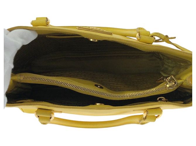 Bolso 2way de piel Saffiano Prada Amarillo - vista 9