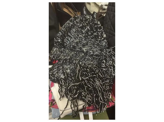 Set Berretto e Sciarpa Chanel in Lana, Cashmere e Seta Nero Bianco - vista 2