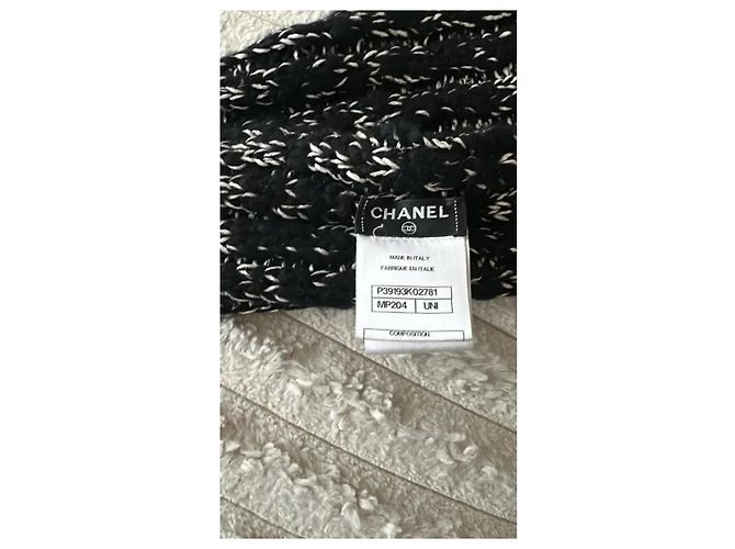 Set Berretto e Sciarpa Chanel in Lana, Cashmere e Seta Nero Bianco - vista 9