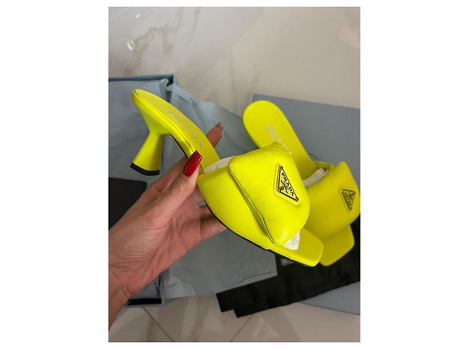 Prada Sandali Soft in Pelle Gialli Tg 37 Verde Giallo - vista 2