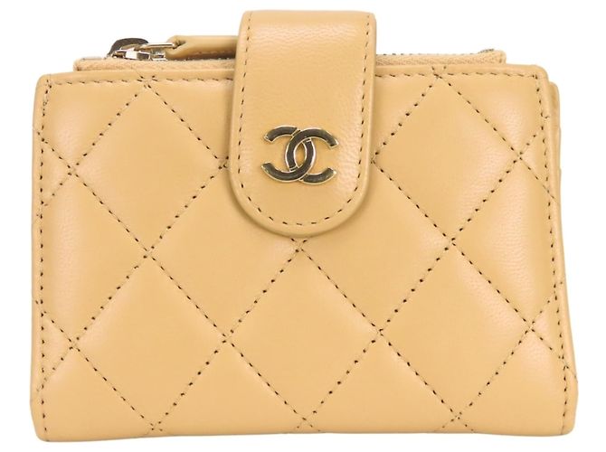 Cartera Compacta Chanel Matelassé Beige - vista 2