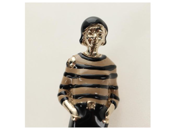 Spilla Mademoiselle Doll CHANEL in metallo Gold CC Auth 181111V D'oro - vista 4