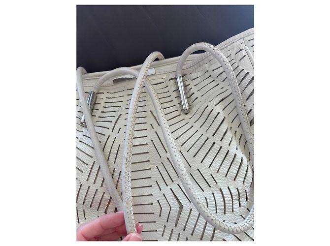 Alexander McQueen Beuteltasche Cutout Leder - Creme - Ansicht 3