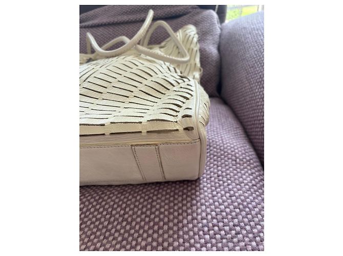 Alexander McQueen Beuteltasche Cutout Leder - Creme - Ansicht 4