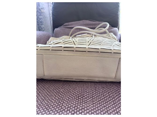 Alexander McQueen Beuteltasche Cutout Leder - Creme - Ansicht 6