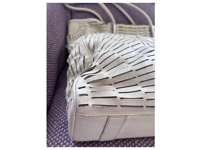 Alexander McQueen Beuteltasche Cutout Leder - Creme - Ansicht 9
