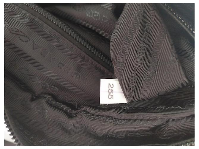 Prada Borsa a Tracolla in Nylon Nero e Rosa - vista 11