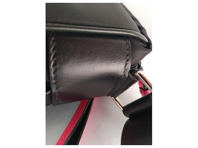 Prada Borsa a Tracolla in Nylon Nero e Rosa - vista 9