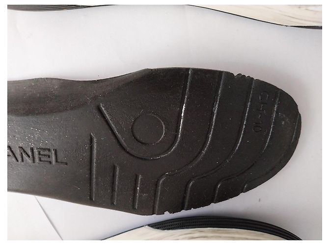 Chanel Sneakers Basse in Pelle Bianco e Nero - vista 10