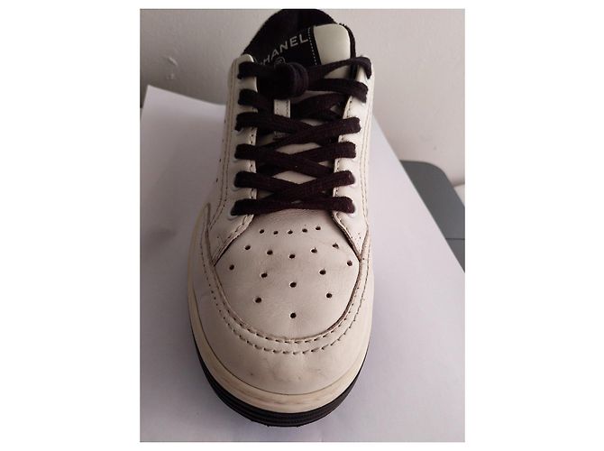 Chanel Sneakers Basse in Pelle Bianco e Nero - vista 11