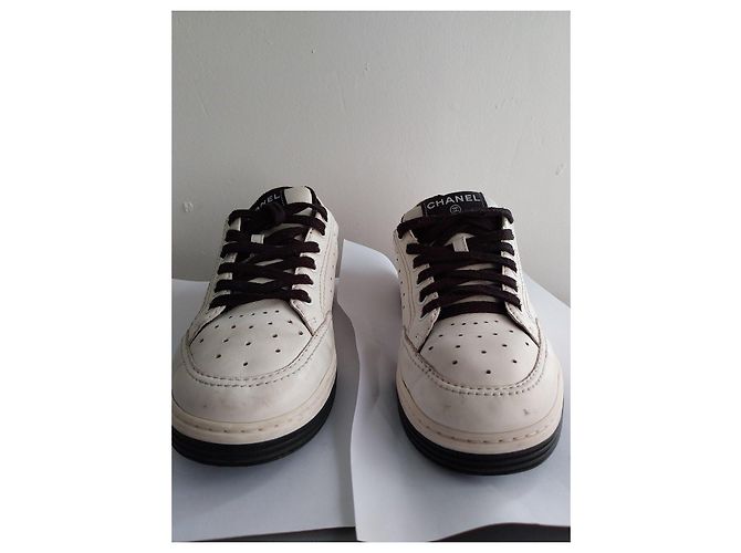 Chanel Sneakers Basse in Pelle Bianco e Nero - vista 12