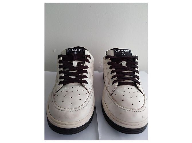Chanel Sneakers Basse in Pelle Bianco e Nero - vista 16