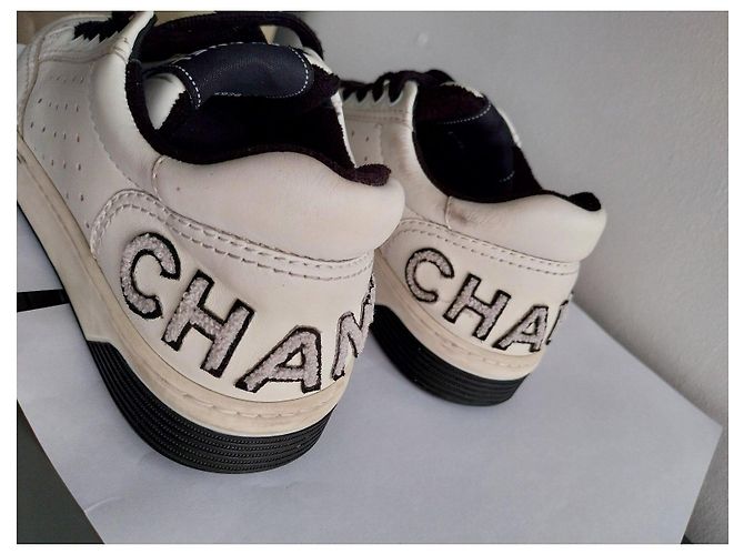 Chanel Sneakers Basse in Pelle Bianco e Nero - vista 2