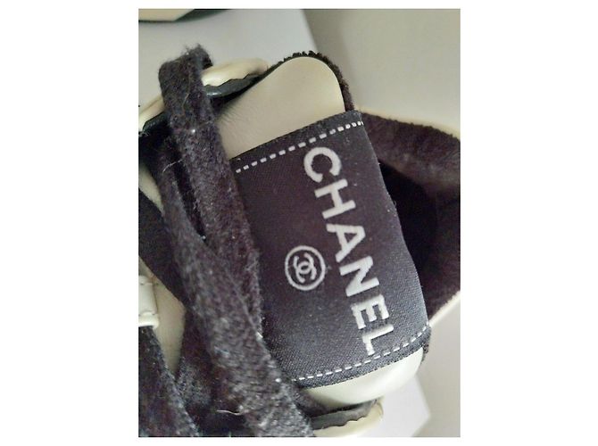 Chanel Sneakers Basse in Pelle Bianco e Nero - vista 6