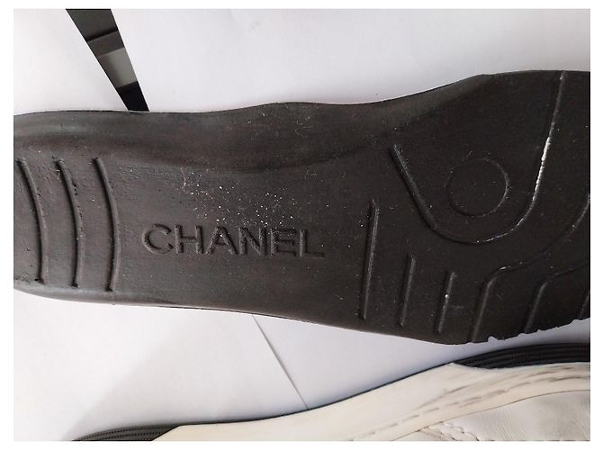 Chanel Sneakers Basse in Pelle Bianco e Nero - vista 8