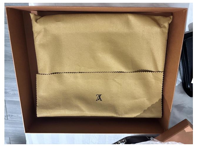 Louis Vuitton Borsa Epi Noir in pelle Nero - vista 4