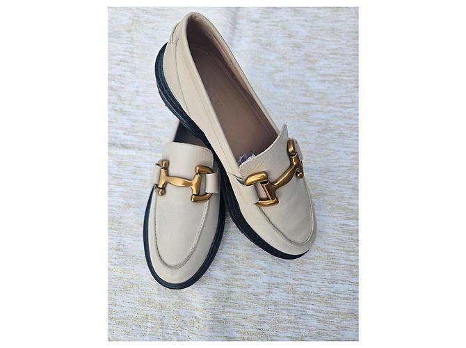 Johnnie Boden Boden Mocassini in pelle color crema con morsetto Crudo Gold hardware - vista 2