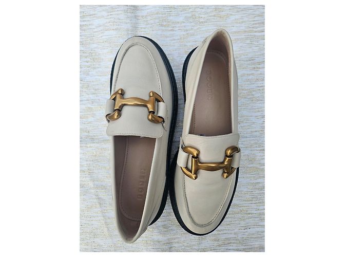 Johnnie Boden Boden Mocassini in pelle color crema con morsetto Crudo Gold hardware - vista 4