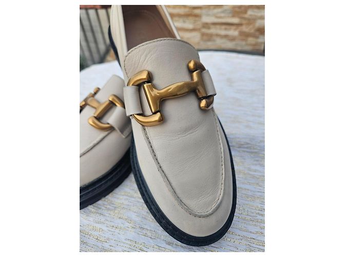 Johnnie Boden Boden Mocassini in pelle color crema con morsetto Crudo Gold hardware - vista 5