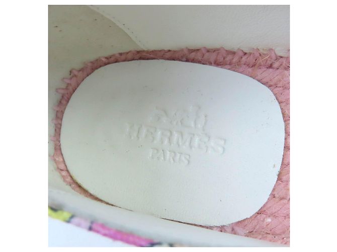 Hermès Hermes Espadrilles aus Canvas mit durchgehendem Logo-Print
Slip-on Mehrfarben - Ansicht 10